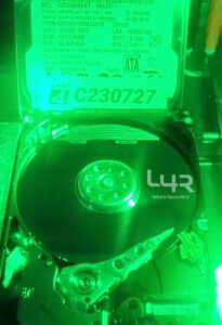 Recuperación de datos, Recuperar información de disco duro dañado, Apertura de disco duro mecánico Controlada en cámara limpia y revisión con luz monocromática