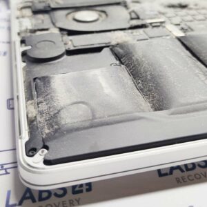 Reparación de MacBook Pro con Batería Hinchada