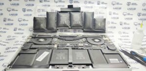Reparación de MacBook Pro con Batería Hinchada, 