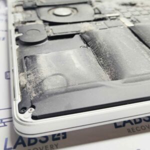 Reparación de MacBook Pro con Batería Hinchada, Reparação de MacBook Pro com Bateria Inchada