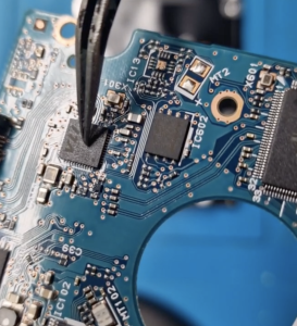 Placa lógica Toshiba em suporte de reparação – diagnóstico de controlador USB queimado em disco externo